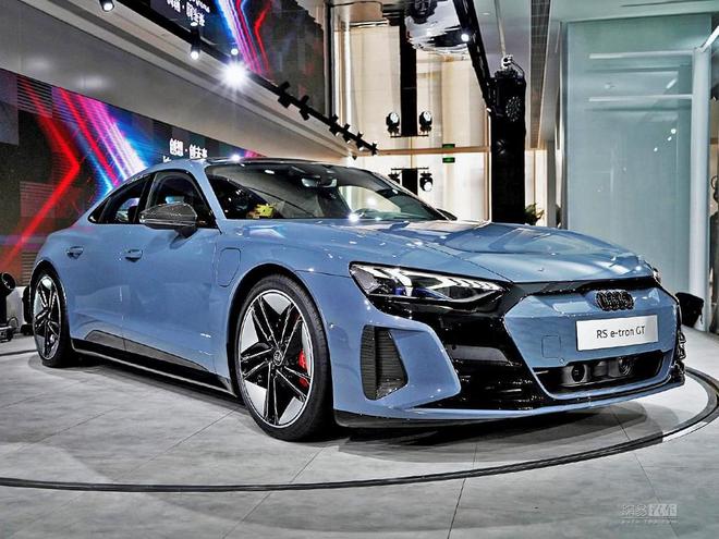 µRS e-tron GTԤ 3.3ư/472km